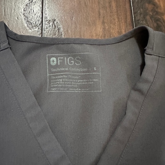 2 gray woman’s fig scrub tops- size small - Picture 4 of 4